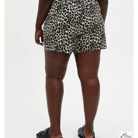 Torrid Paperbag Stretch Challis Animal Print Tie Waist Pull On Date Nite Shorts - Picture 3 of 13
